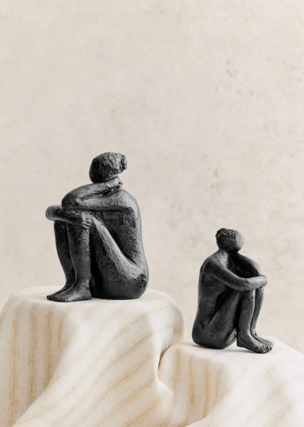 Sculpture Guénolée Courcoux - Femme Dans Ses Pensées Grand Modèle