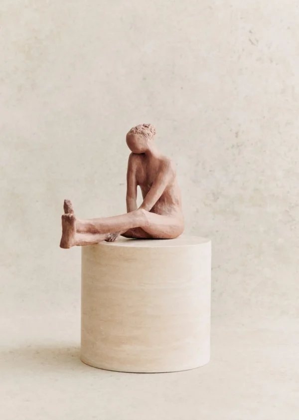 Sculpture Guénolée Courcoux - Femme Jambes Allongées Grand Modèle