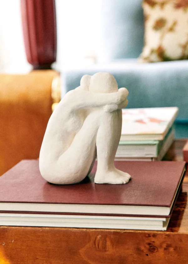Sculpture Guénolée Courcoux - Femme Assise Petit Modèle