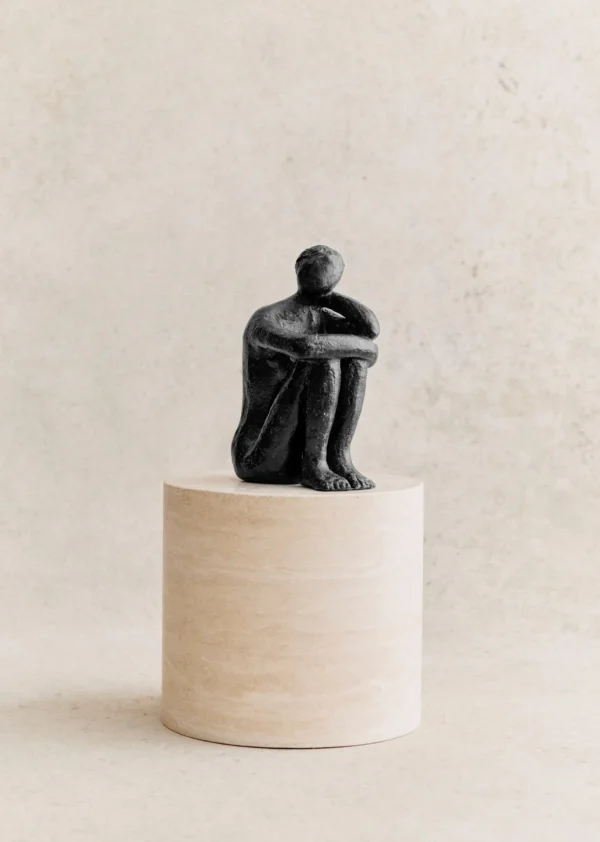 Sculpture Guénolée Courcoux - Femme Dans Ses Pensées Grand Modèle