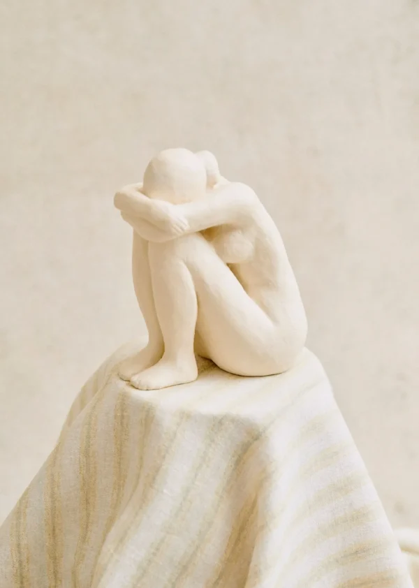 Sculpture Guénolée Courcoux - Femme Assise Petit Modèle