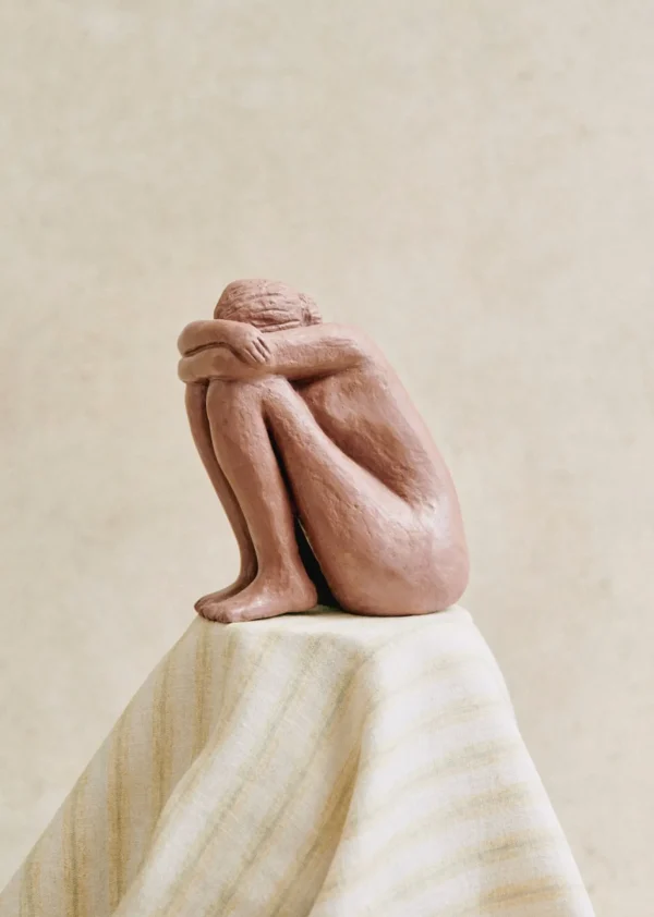 Sculpture Guénolée Courcoux - Femme Assise Grand Modèle
