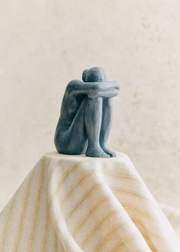 Sculpture Guénolée Courcoux - Femme Assise Petit Modèle