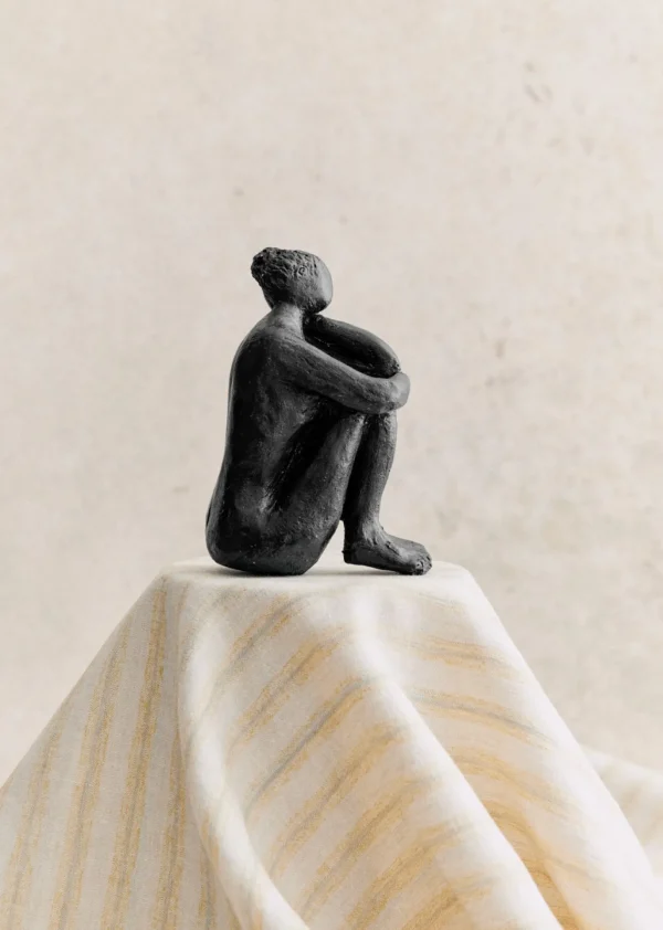 Sculpture Guénolée Courcoux - Femme Dans Ses Pensées Petit Modèle