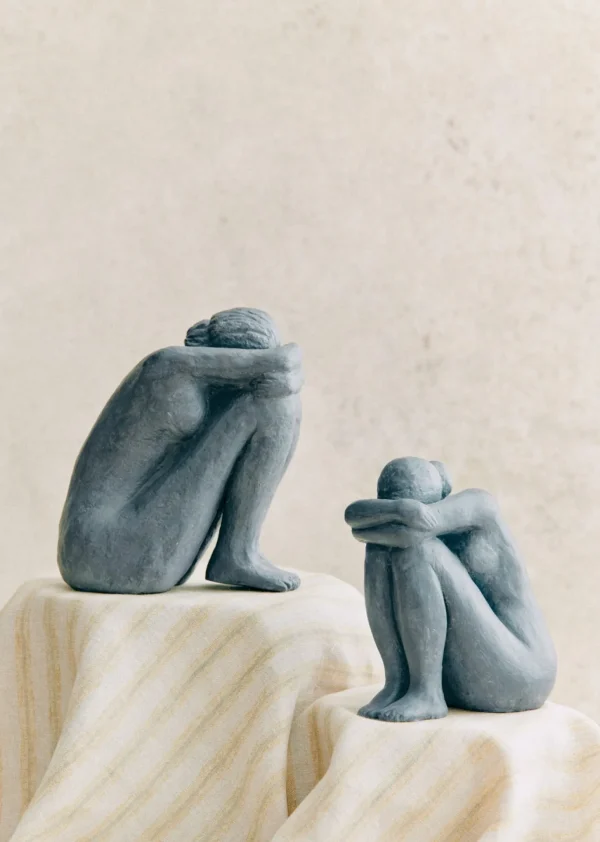 Sculpture Guénolée Courcoux - Femme Assise Petit Modèle