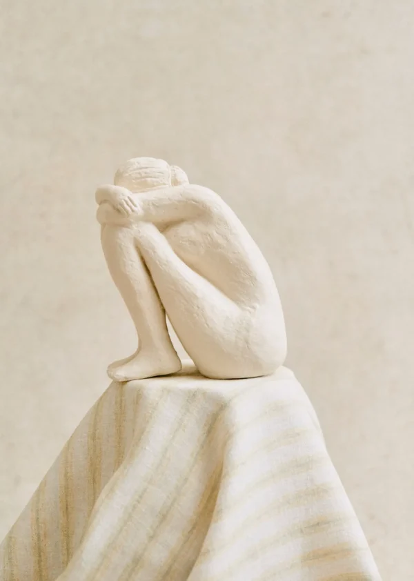 Sculpture Guénolée Courcoux - Femme Assise Grand Modèle