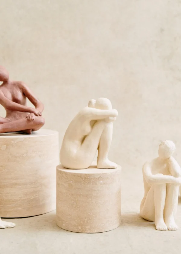 Sculpture Guénolée Courcoux - Femme Assise Grand Modèle