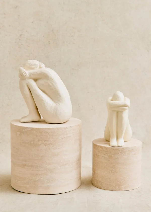 Sculpture Guénolée Courcoux - Femme Assise Grand Modèle