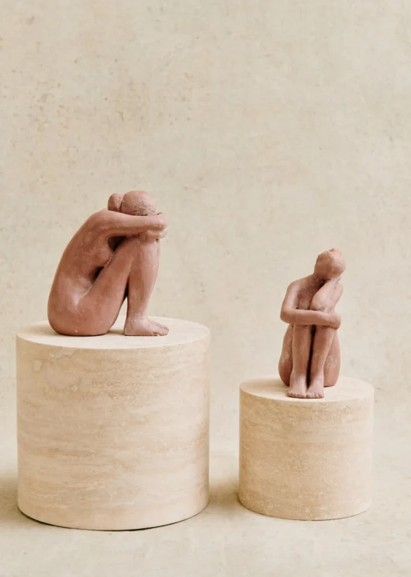 Sculpture Guénolée Courcoux - Femme Dans Ses Pensées Petit Modèle