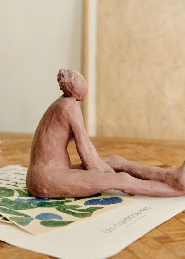 Sculpture Guénolée Courcoux - Femme Jambes Allongées Grand Modèle
