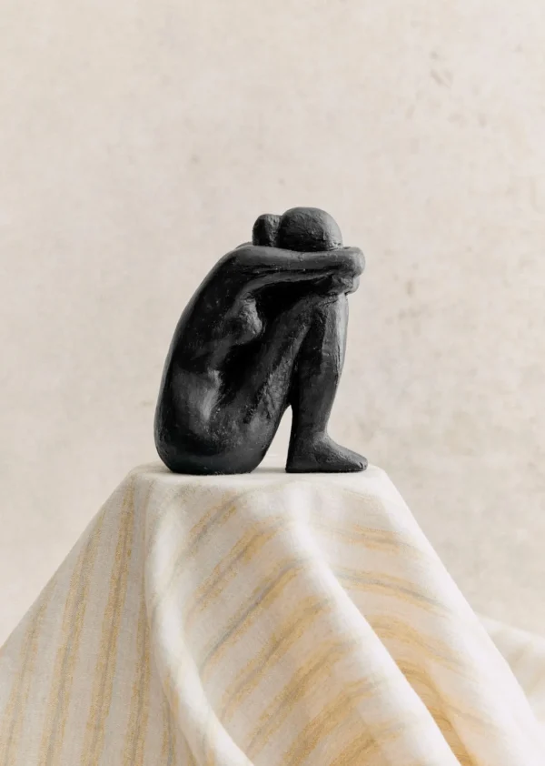 Sculpture Guénolée Courcoux - Femme Assise Petit Modèle