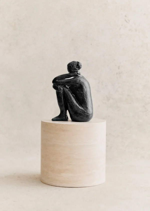 Sculpture Guénolée Courcoux - Femme Dans Ses Pensées Grand Modèle