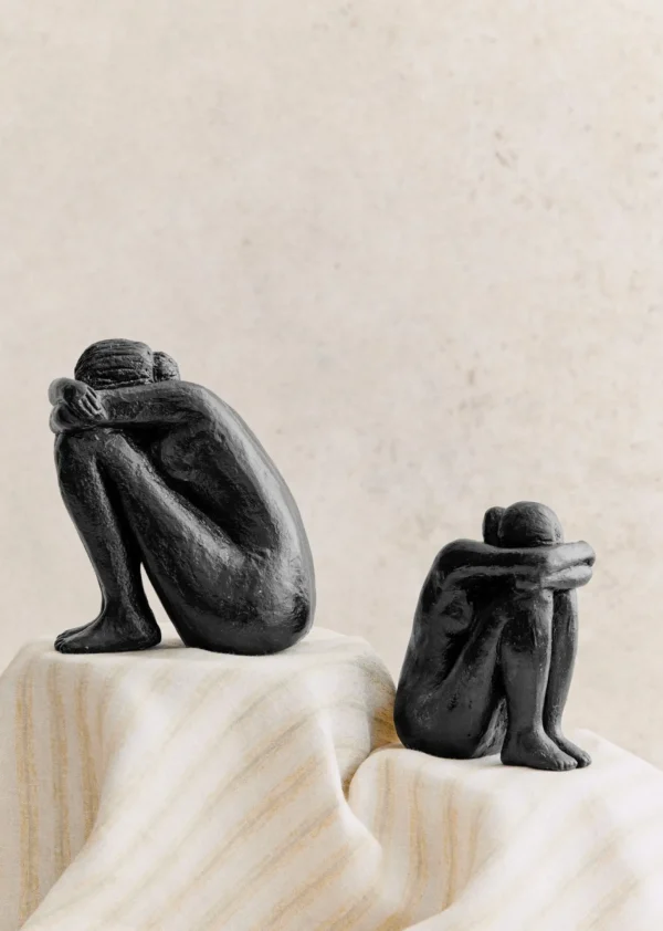 Sculpture Guénolée Courcoux - Femme Assise Petit Modèle