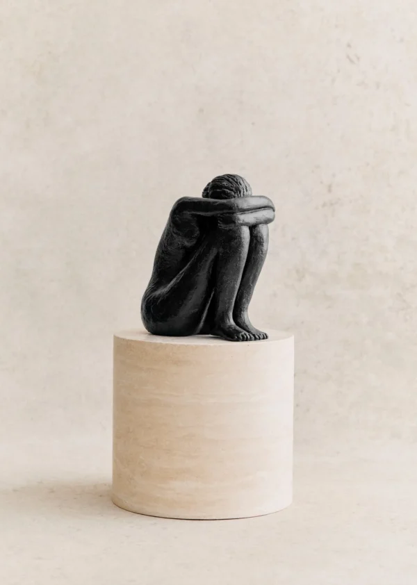 Sculpture Guénolée Courcoux - Femme Assise Grand Modèle
