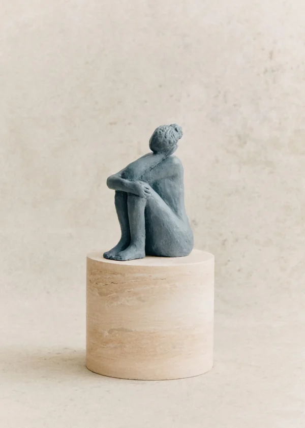 Sculpture Guénolée Courcoux - Femme Dans Ses Pensées Grand Modèle