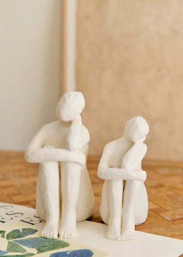 Sculpture Guénolée Courcoux - Femme Dans Ses Pensées Petit Modèle