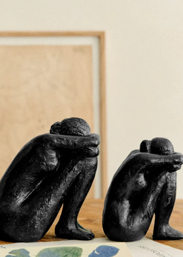 Sculpture Guénolée Courcoux - Femme Assise Petit Modèle