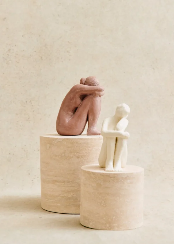 Sculpture Guénolée Courcoux - Femme Dans Ses Pensées Petit Modèle
