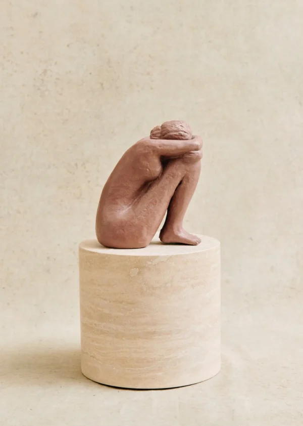 Sculpture Guénolée Courcoux - Femme Assise Petit Modèle