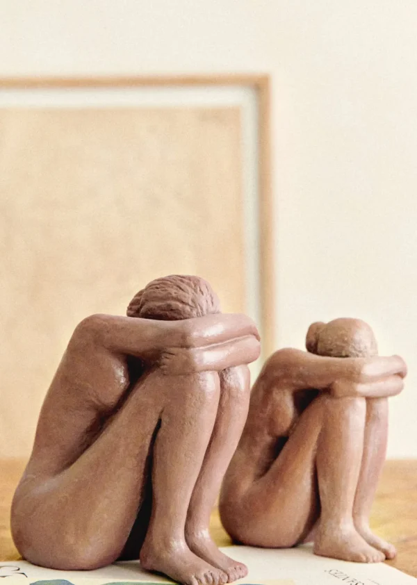 Sculpture Guénolée Courcoux - Femme Assise Petit Modèle