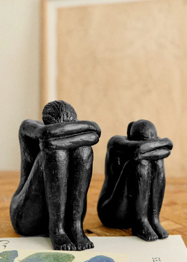 Sculpture Guénolée Courcoux - Femme Assise Grand Modèle