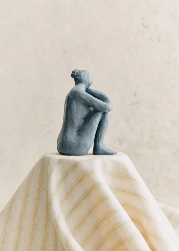 Sculpture Guénolée Courcoux - Femme Dans Ses Pensées Petit Modèle