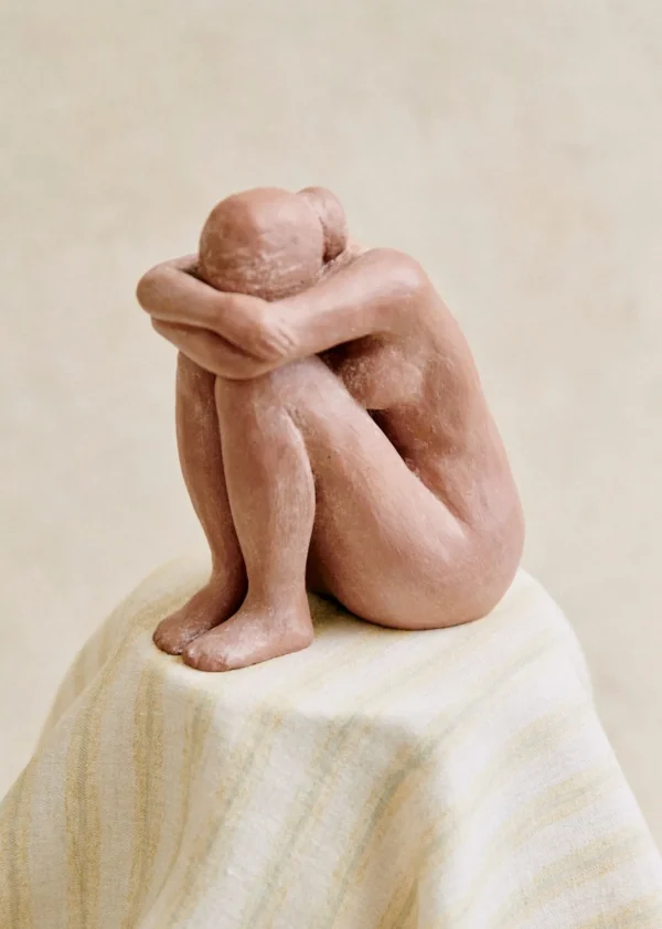 Sculpture Guénolée Courcoux - Femme Assise Petit Modèle