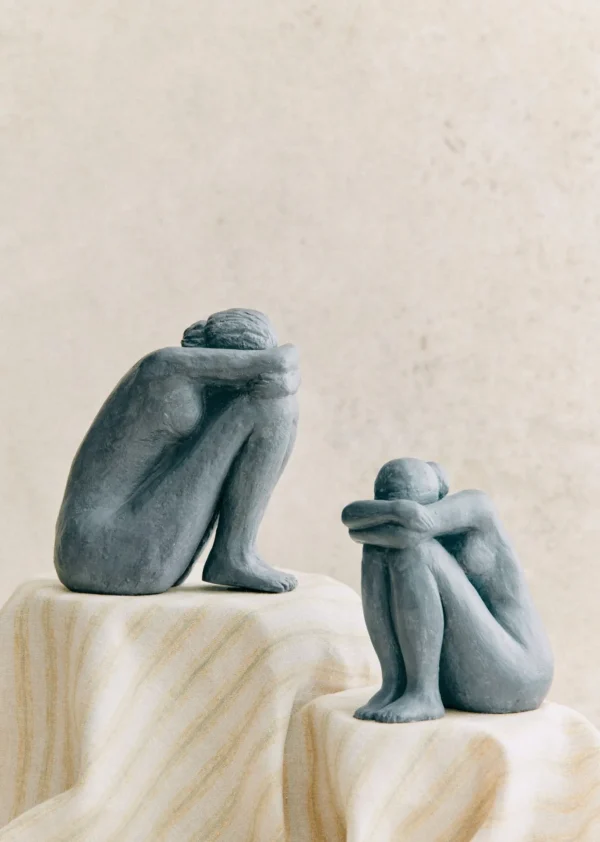 Sculpture Guénolée Courcoux - Femme Assise Grand Modèle